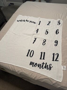 Pearhead White and Black Monthly Milestone Baby Blanket